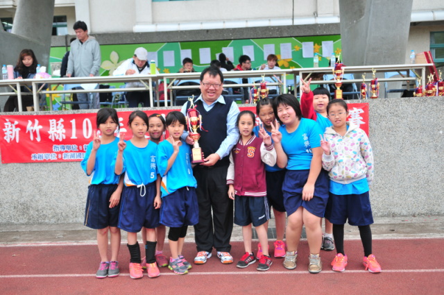 恭喜排球隊獲得103年中小學排球聯賽五年級女生組第三名